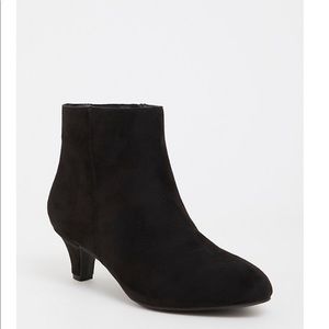 TORRID FAUX SUEDE KITTEN HEEL BOOTIE 8W